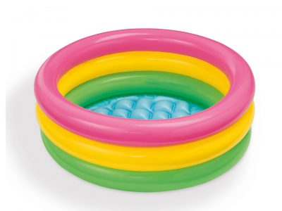 Dúhový bazén 61 x 22 cmIntex nafukovací detský bazénik trojfarebný Sunset Glow 57107 výrobca Intex. Trojkruhový nafukovací bazénik. Detský bazénik s mäkkou nafukovacou podlahou pre bezpečné a pohodlné hranie. Nafukovacie hračky a potreby Intex spĺňajú najprísnejšie bezpečnostné normy na spracovanie a použité materiály. Kapacita: 28L (výška vody 14 cm) Rozmery: 61x22 cmS opravnou nálepkou