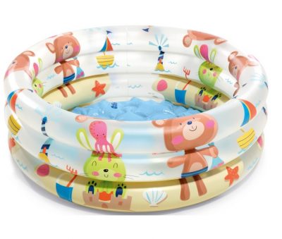 Bazén zvieratká 61 x 22 cmNafukovací 3-komorový bazén s motívom zvieratiek je ideálny na osvieženie pre tých najmenších. Rozmery: 61 x 22 cmMnožstvo vody: 28 litrov vo výške 14 cmMateriál vinyl: podlaha 0