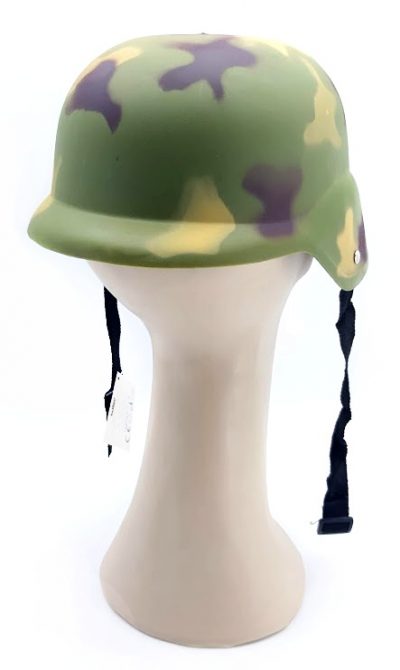 Prilba vojenskáZaži naozajstnú vojenskú akciu a využi k tomu tento kvalitný kúsok! Detská helma je vyrobená z PVC a je zdobená maskáčovým motívom. Helmu si pripevníš k hlave vďaka nastaviteľnému popruhu. Veľkosť: cca 22 x 20 cm