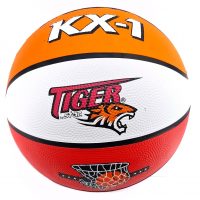 Basketbalová lopta Tiger Star KX-1 veľkosť 7Basketbalová lopta Tiger Star je vďaka kvalitnému zvršku z tvrdej gumy veľmi odolná voči akýmkoľvek vonkajším podmienkam. Prináša väčšiu kontrolu nad loptou a umožňuje lepší úchop lopty.  Kvalitný povrch ponúka väčšiu kontrolu nad loptouVeľkosť 7