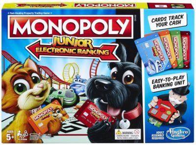 Monopoly Junior Elektronické bankovníctvo SKObľúbená hra v novom prevedení Monopoly Junior Electronic Banking prináša deťom moderný bankový zážitok. Peniaze sú tu nahradené jednotkou elektronického bankovníctva a bankovými kartami. Použite platobné karty na nákup nehnuteľností