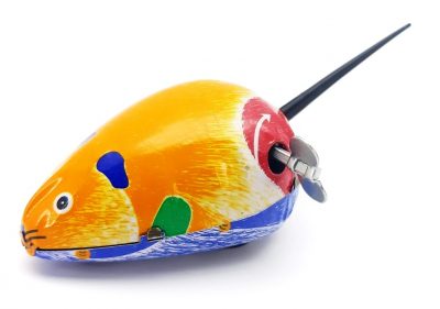 Myš naťahovaciaRetro hračka myška na kľúčik. Pohyb plechovej myšky zaisťuje perový strojček s naťahovacím kľúčikom. Klasická kovová hračkaPohon na kľúčikVeľkosť: 11