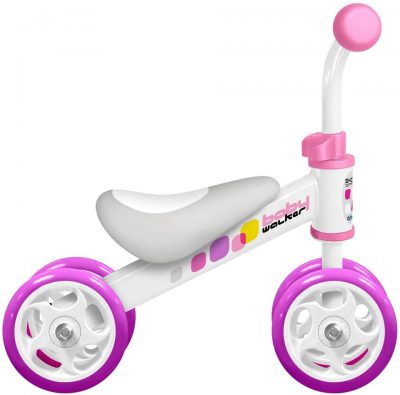 Skids Control Odrážadlo Baby Walker ružovéDetské stabilné odrážadlo so 4 kolesami je perfektné do krásneho jarného a letného počasia. Je ideálne pre prípravu udržania stability a rovnováhy jazdy na bicykli. K zvýšeniu bezpečnosti je vhodné používať prilbu. Rúčky sú výškovo nastaviteľné Pohodlné mäkké sedadlo4 veľké kolesá z PVCOceľový rámVysoká kvalitaVhodné pre deti: 18+ m