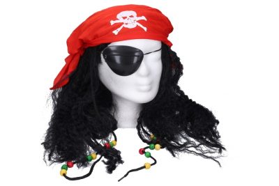 Parochňa pirát s doplnkamiParochňa piráta je vhodná na doplnenie karnevalového kostýmu pre pirátov. Parochňa má čierne vlasy a je dekorovaná korálkami po bokoch. Súčasťou balenia je aj pirátska šatka a páska cez oko. Odporúčaný vek: od 6 rokovBalenie obsahuje: parochňu
