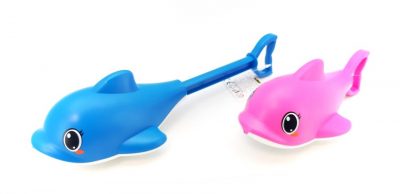 Vodná pištoľ delfín 20 cmZažite naháňačku a kopu zábavy na záhrade alebo pri vode s vodnou pistoľou v tvare delfína. Natiahnite vodu do zásobníka a striekajte. Farby : ružová