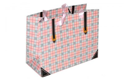 Darčeková taškaDarčeková taška vyrobená z kvalitného tvrdého papiera s rôznymi motívmi