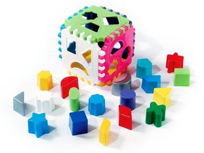 Kocka vkladačkaTriedenie tvarov je vždy zaujímavou aktivitou pre malé deti a táto kocka je na to ako stvorená. Kocka má na každej strane tri otvory v geometrickom tvare do ktorých treba vložiť správnu plastovú kocku. Hračka rozvíja predstavivosť