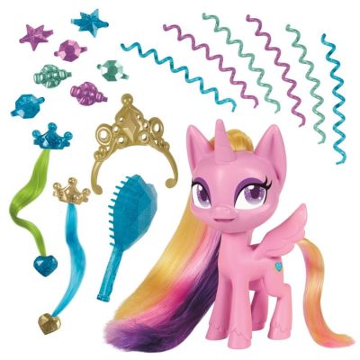 My Little Pony princezná Cadance Princezná Cadence je kráľovnou štýlu! Jej vlasy sú dlhšie ako vlasy iných poníkov