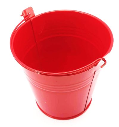 Malý kýblik červený 11cmFarebný plechový kýblik pre vaše deti do záhradky. Deti vám tak môžu pomáhať polievať kvetinky či nosiť vodu k pieskovisku na stavbu hradov. Veľkosť : 11 cm