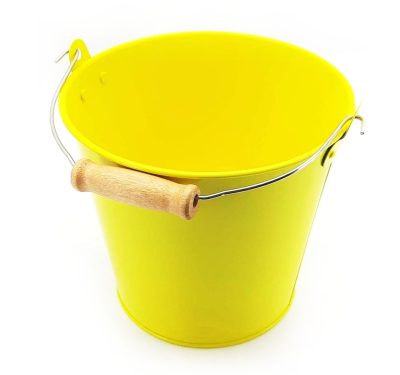 Kýblik žltý 14cmFarebný plechový kýblik pre vaše deti do záhradky. Deti vám tak môžu pomáhať polievať kvetinky či nosiť vodu k pieskovisku na stavbu hradov. Veľkosť : 14 cm