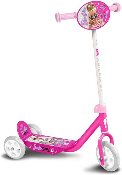 Kolobežka 3-kolesová BarbieKolobežka je vybavená tromi kolesami pre lepšiu stabilitu deti a je ideálna do krásneho jarného a letného počasia. Kolobežka má stabilnú protišmykovú podložku s krásnym obrázkom