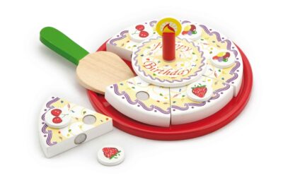 Viga Drevená narodeninová tortaSlávnostná ovocná narodeninová torta so snímateľnou sviečkou a dekoráciami. Je vyrobená z kvalitného dreva a ručne maľovaná. Drevená naberačka je súčasťou balenia. Narodeninová oslava sa môže začať. Veľkosť torty: 23 x 23 x 3