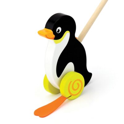 Drevená pingvin na tyčkeKrásny pingvin na tyči je vyrobený z kvalitného dreva a netoxických farieb. Pingvin je skvelou alternatívou ťahacích hračiek pre deti. Gumové prvky pripojené na kolesá zábavným spôsobom pripomínajú chôdzu zvierat. Pingvin vám rád bude robiť spoločnosť pri vychádzkach a zažijete s ním kopec zábavy. Hračka pomáha zlepšiť manuálnu zručnosť a obratnosť. Rozmery : 16