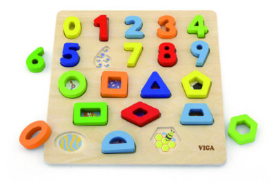 Viga drevená vkladačka čísla a tvary Dieťa sa naučí rozpoznávať čísla od 0 do 9. Ďalej sa naučí rozoznať a usporiadať tvary (až 10 rôznych tvarov). Trénuje schopnosť sústrediť sa. Všetky tieto zručnosti budú pre dieťa užitočné. Čo je rovnako dôležité