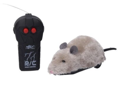 Myš RC na diaľkové ovládanie 23 cmPlyšová myška na diaľkové ovládanie. Myš sa pohybuje dopredu rovno a dozadu zatáča.  Na ovládanie sú potrebné batérie.Do ovládača 2xAA batérie