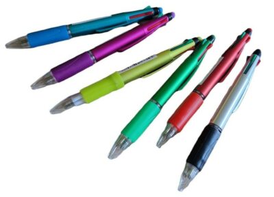 Pero 4-farebné metalíza 15 cmPero v metalických farbách so 4 rôznymi farebnými tuhami. Veľkosť pera 15 cm4 rôzne farby tuhy6 rôznych farebných motívovUvedená cena je za 1 kusV prípade balenia obsah 36 kusov.