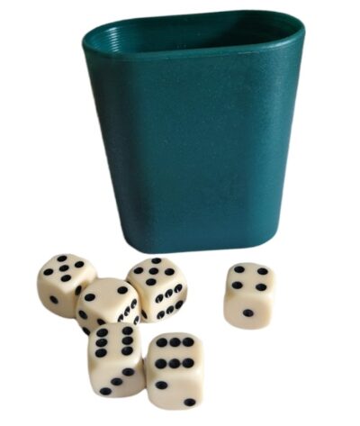 Hracie kocky v pohári 7 ksHra pre 2 až 6 hráčov. každý hráč v dohodnutom poradí jemne premieša v pohári 6 kociek a vysype ich na stôl. Vhodné ako doplnok k spoločenským hrám. hracie kocky 6 kspohár 1 ks