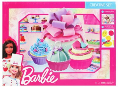 Cukrovinky Barbie Role PlayKreatívna súprava s modelovacou hmotou a s doplnkami umožňuje vytvárať lahodné sladkosti. Pripravte si s kamarátkami párty s cupcakes