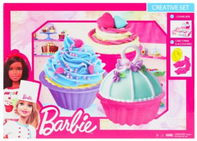 Cukrovinky Barbie Role PlayKreatívna súprava s modelovacou hmotou a s doplnkami umožňuje vytvárať lahodné sladkosti. Pripravte si s kamarátkami párty s cupcakes