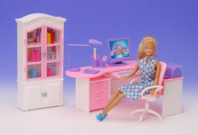 Nábytok do kancelárieMy Fancy Life set obsahuje knižnicu a plastový pracovný stolík vhodný pre bábiky s výškou 29 cm. Vyrobené z plastuBábika nie je súčasťou baleniaVek 3 +