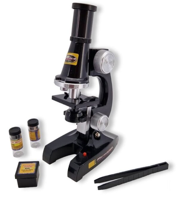 Detský mikroskop sada 100 - 450xDetský mikroskop - zdokonalený mikroskop. Hračka vyzerá ako skutočné zariadenie. Vlastnosti: - Táto súprava je určená pre deti staršie ako 8 rokov; - Mikroskop je vybavený sklopným statívom. - Toto zariadenie dokáže zväčšiť až 100