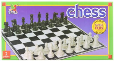 Šachy plastové v krabici Plastové šachy. Jedna z najstarších stolových hier pre milovníkov logiky a stratégie. Zmerajte si svoje kombinačné schopnosti a logické myslenie s ostatnými.Obsahuje hraciu plochu veľkosti cca 35