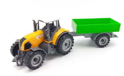 Kovový Traktor s vlečkouPekný detailný model farmárskeho traktora s prívesom. Nevyhnutný doplnok každého malého farmára
