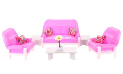 Obývačka set GloriaSet obsahuje:gauč2 kreslástolík2 menšie stolíkyvázu v tvare labute4 vankúšeumelé kvetinySet neobsahuje bábiku. Vhodné pre bábiky 29 cm.