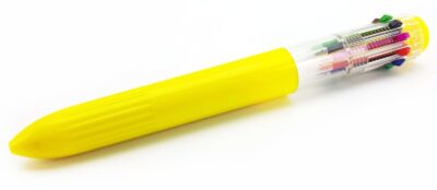 Guľočkové pero 10-farebnéGuľôčkové pero s desiatimi rôznofarebnými tuhami. Telo je z priehľadného plastu. Jednoduchým zatlačením príslušnej zarážky je možné nastaviť farbu písania. Vhodné pre deti do školy i na voľný čas. Rozmery : 16 cm