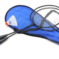 Badminton set 2 rakety s košíkomZahrajte sa tradičnú hru Badminton s ktorou zažijete množstvo zábavy na dlhé hodiny doma alebo v prírode.  2x rakety s dľžkou 60 cm1x plastový košík
