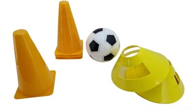 Kužele tréningové s loptouPomôcka pre malých futbalistov na tréning alebo na zdokonalovanie sa na záhrade. Sada obsahuje: 4 žlté méty z mäkčeného plastu o priemere 17 cm4 oranžové kužele na ohraničenie ihriska