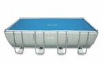 160 mic sa vyrába s výrobným rozmerom cca 476 x 234 cm a je ju možné použiť pre všetky bazény do tejto veľkosti. Pri menším bazénoch je možné fóliu nožnicami bez problémov odstrihnúť. Parametre: Určené pre nadzemné bazény IntexRozmer: 476 x 234 cmTvar: obdĺžnikFarba: modráMaterial: 160 micVýhody: Dokáže zvýšiť teplotu vody o 3 - 5 °CDlhšia kúpacia sezónaZohrieva vodu vo Vašom bazéne solárnou energiouRedukuje odparovanie vodyÚspora nákladov na vyhrievanie až do 70 %Nižšie náklady na čistenie a použitie bazénovej chémiePoužitie:Solárna plachta sa so vzduchovými bublinkami nadol položí priamo na hladinu vody. Tým sa zníži vyparovanie vody; zabráni sa rýchlemu vychladnutiu