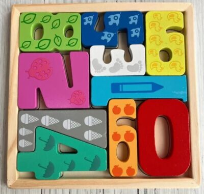 manuálne zručnosti dieťaťa a zlepšujú koncentráciu. Puzzle majú krásne farby. Hra spočíva v priraďovaní dreveného prvku do vhodného tvaru