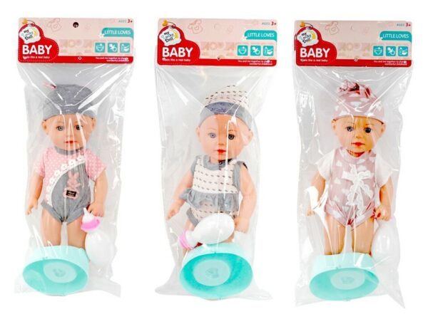 Bábätko 35 cm s doplnkamiMalé bábätko oblečené v bodynku s čiapočkou je vhodné pre malé dievčatá
