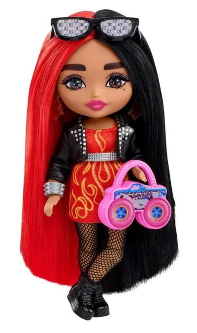 Mattel Barbie Extra Minis červeno-čierne vlasyZoznámte sa s novým radom malých bábik Barbie Extra Minis. Sú úžasné ako bábiky Barbie Extra – ale miniaturizované! Bábika Barbie Extra Minis je polohovateľná vďaka kĺbovému telu