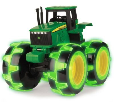 John Deere Kids Monster Treads traktor so svietiacími kolesami 23 cmPoľnohospodársky traktor so svietiacími kolesami. Pri pohybe sa kolesá rozsvietia. Traktor jazdí na voľný pohon. Krytka na batérie je pod vyklápacou kapotou traktora. Spínač ON/OFF na spodnej strane. Batéria: 3xAAA (LRO3) je súčasťou baleniaVeľkosť traktora: 23 x 19 x 15 cmVhodné od 3+