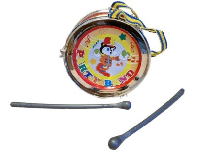 Detský bubon s paličkamiS týmto bubnom sa vaše dieťa môže naučiť základy bubnovania a skladania piesní. Deťom sa určite zapáči tento hudobný nástroj