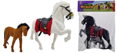 Kôň so žriebätkomSada obsahuje koníka so sedlom a žriebätkom. Koníky sú vyrobené z pevného plastu a povrch koníka je semišový. Veľkosť: veľký koník cca 13 x 17 cm