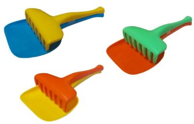 Sada lopatka a hrabličky Detská lopatka s hrabličkami je vyrobená z kvalitného plastu. Je vhodná do pieskoviska alebo pre malých pomocníkov do záhrady. Farebnú kombinácia: modrá-žltá