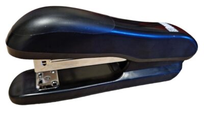 Zošívačka Boxer 200 na 25 listovVýkonná plastová zošívačka za priaznivú cenu. Mechanika vyrobená z kovových častí. Na spodnej časti zošívačky sú zabudované protišmykové gumené nožičky
