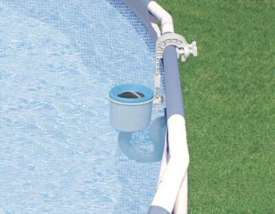 ako padnú na dno bazéna Vďaka nastaviteľnému držiaku je jednoduché použiť ho na ktorýkoľvek bazén Intex. Materiál: pevný plast odolávajúci bazénovej chémiiMinimálny požadovaný výkon filtrácie je 3028 L / hod
