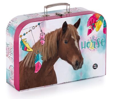 Kufrík Kôň 34cmKufrík môže váš malý školák použiť na výtvarné pomôcky do školy