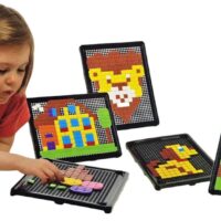 Mozaika Pixxel kreatívne tvorenieDidaktická mozaika Pixxel obsahuje tabuľku a rôznofarebné kolíky na vytváranie obrázkov. Sú dostatočne veľké a príjemné na úchop