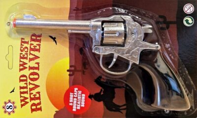 Detský revolver Wild West kovový na kapsule 8 rán / 21cmKapslová pištoľ na 8 nábojov. Kapsle nie sú súčasťou balenia. Materiál: kov / plastVeľkosť 21 cm8 rán