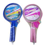 Badminton sada 2 rakety s košíkomZahrajte sa tradičnú hru Badminton pri ktorej zažijete množstvo zábavy na dlhé hodiny doma alebo v prírode. Sada je určená na rekreačný šport. 2x rakety s dľžkou 44 cm2 x plastový košík2 farby : modrá