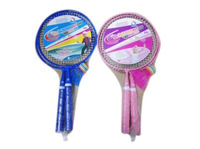 Badminton sada 2 rakety s košíkomZahrajte sa tradičnú hru Badminton pri ktorej zažijete množstvo zábavy na dlhé hodiny doma alebo v prírode. Sada je určená na rekreačný šport. 2x rakety s dľžkou 44 cm2 x plastový košík2 farby : modrá