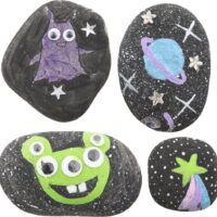 Maľovanie na kamienky GalaxyPremeňte hladké a ploché skaly na majstrovské diela s Grafix Galaxy Rock Painting! Táto úžasná remeselná súprava je špeciálne navrhnutá pre deti od 5 rokov a ponúka zábavný a kreatívny spôsob maľovania skál. S touto súpravou si deti môžu vytvoriť vlastné Veselé kamene a popustiť uzdu svojej fantázii.Súprava obsahuje všetko potrebné na vytvorenie krásnych kameňov:  3 hladké a ploché kamene 6 perličkových očí 6 nalepovacích hviezdičiek 6 nádobiek s farbami rôznych farieb 1 štetec 1 hárok so samolepkami s krásnymi vesmírnymi samolepkamiS Grafix Galaxy Rock Painting môžu deti nielen rozvíjať svoje umelecké zručnosti